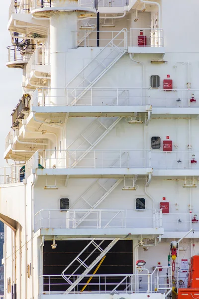 Stahltreppe auf Schiffsüberbau — Stockfoto