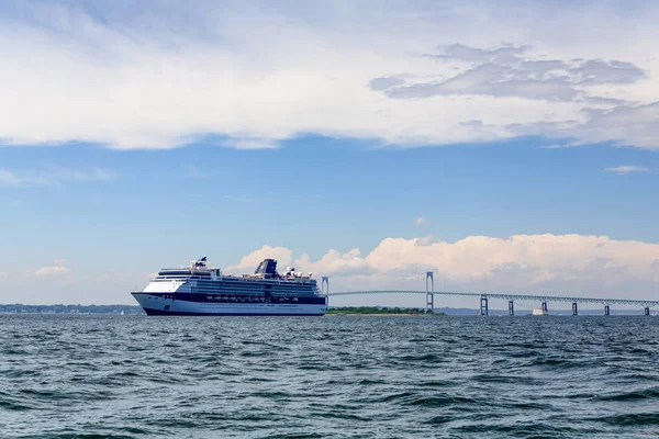 Blauwe en witte cruiseschip door brug in Newport — Stockfoto