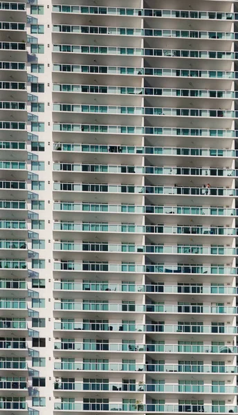 Torre de Balcones Blancos y Verdes — Foto de Stock