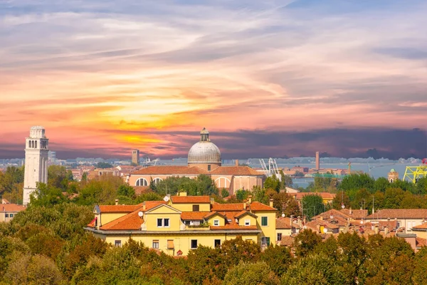 Cúpula y torre de Venecia al atardecer —  Fotos de Stock