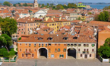 Venedik renkli apartman binaları