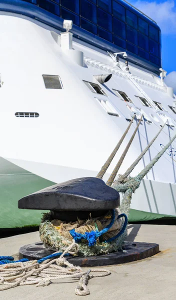 Cuerdas atadas de bolardo a crucero de lujo — Foto de Stock