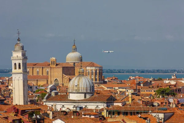 Silhuett av Venedig med planet i Backgound — Stockfoto