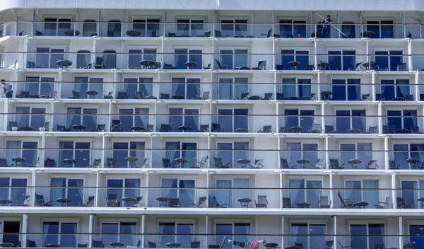 Masa ve sandalye üzerinde gemi balkon Cruise — Stok fotoğraf