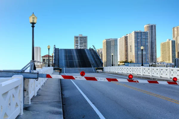 Poort gesloten ophaalbrug Open — Stockfoto