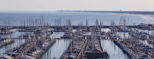 Rijen van zeilboten op een jachthaven — Stockfoto