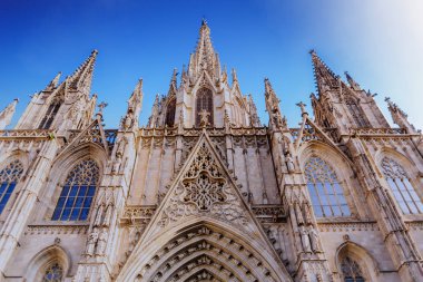 Güzel süslü Steeples ve Trim Barcelona Kilisesi