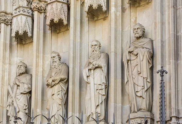 Vier Statuen auf der Kirche von Barcelona — Stockfoto