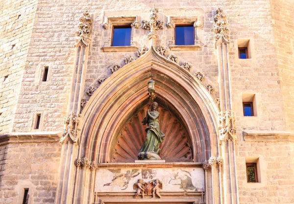 Statua e archi sopra la porta della chiesa di Barcellona — Foto Stock