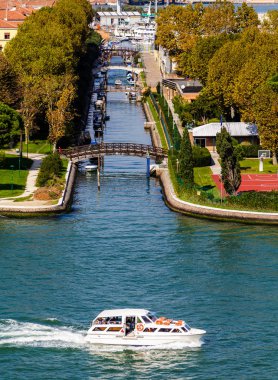 Beyaz tekne seyir geçmiş Canal