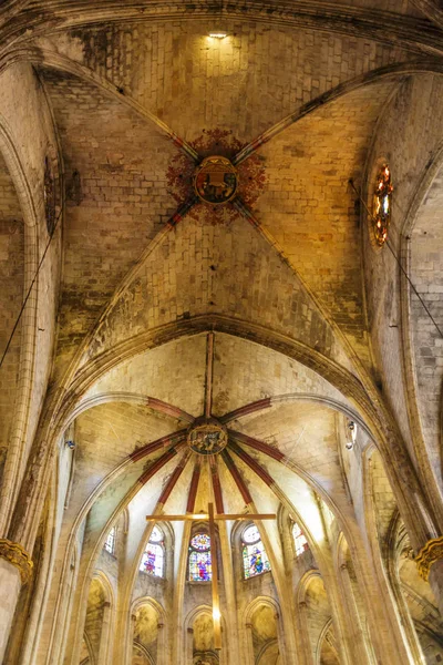 Verheven kerk plafond boven gebrandschilderd glas — Stockfoto