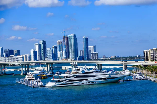 Yachts maciços por Miami Causeway — Fotografia de Stock