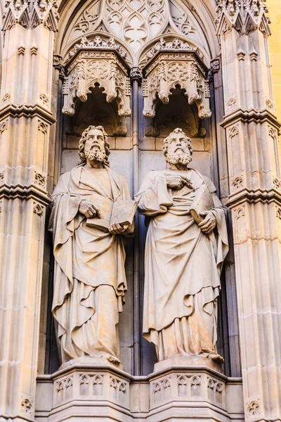 Zwei Statuen auf der Kirche von Barcelona — Stockfoto