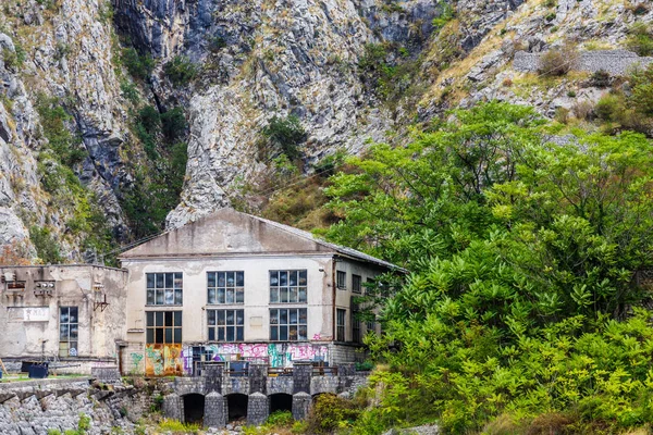 Stary budynek na zboczu góry Kotor — Zdjęcie stockowe