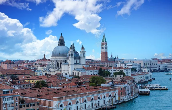 Venedik kilise kubbe ve St Marks çan kulesi — Stok fotoğraf