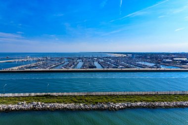 Mavi gökyüzü altında sonsuz Marina