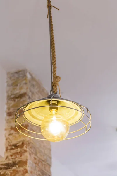 Ancien luminaire suspendu par corde — Photo