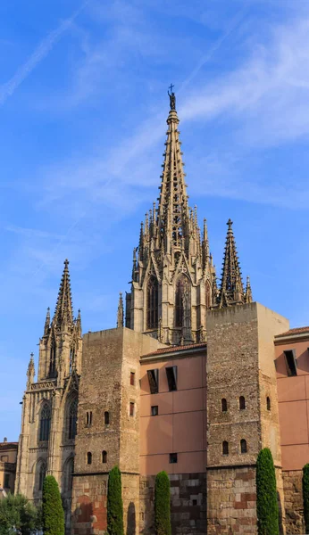 Ozdobných věžiček na staré barcelonské katedrály — Stock fotografie