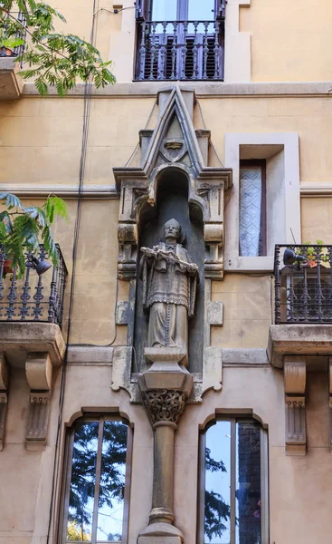 老巴塞罗那教堂的门面雕像 — 图库照片