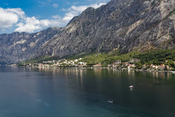 Barcos de pesca em Bay by Montenegro Montanhas — Fotografia de Stock