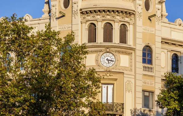 Uhr an alter Fassade in Barcelona — Stockfoto