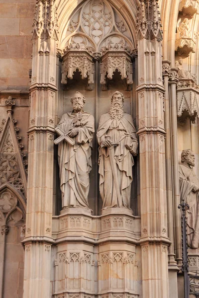 Dois Santos sobre uma Igreja Espanhola — Fotografia de Stock