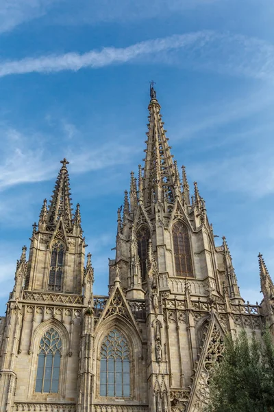 Dvě krásné kostelních věží ve Španělsku — Stock fotografie