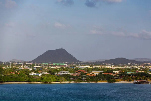 Montagne solitaire dans le paysage d'Aruba — Photo