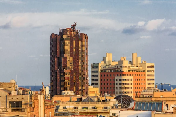 Moderni edifici di Barcellona sotto i cieli tempestosi — Foto Stock