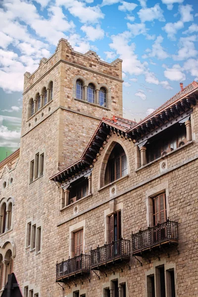 Kamenná věž ve staré budově Barcelona — Stock fotografie