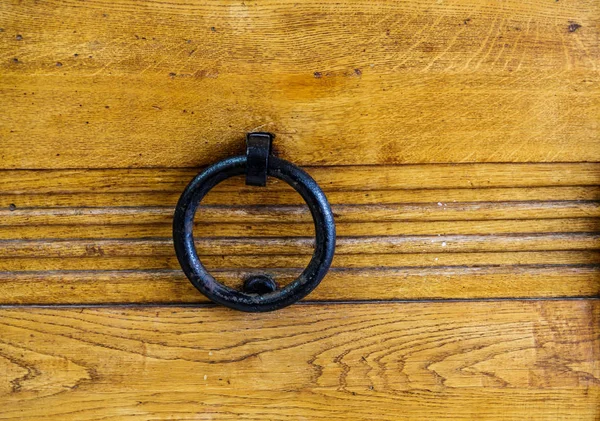 IJzeren Ring in oud hout — Stockfoto