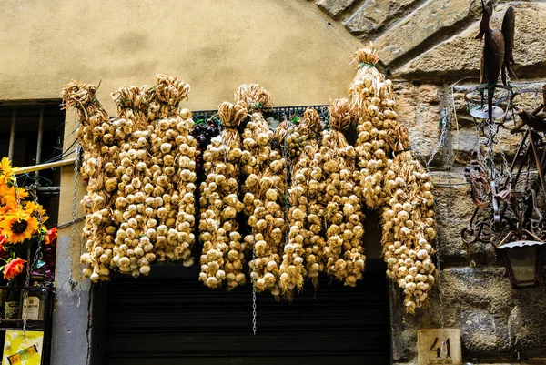 Strands of Garlic on Old Wall — Stock Photo, Image