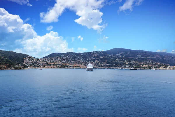 Vita kryssningsfartyg förtöjt i Villefranche — Stockfoto