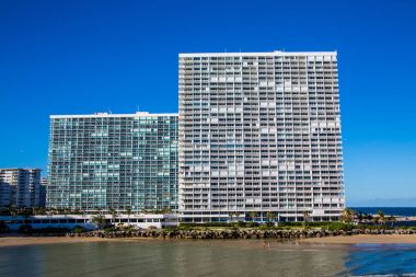 İki büyük kıyı kınamak kule