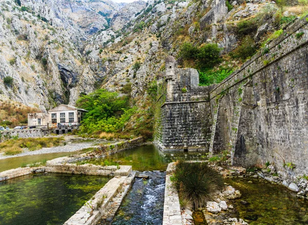 Kanaal door stadsmuren van Kotor — Stockfoto