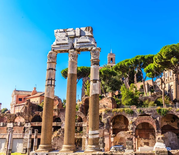 Brutna kolumnerna i Forum Romanum — Stockfoto