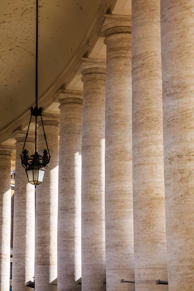 Lâmpada e Colunas de Saint Peters — Fotografia de Stock