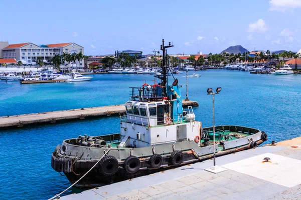 Sleepboot boot aangemeerd in Aruba — Stockfoto