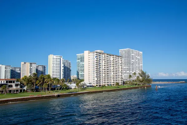 Weiße Eigentumswohnungen entlang des Fort Lauderdale Schifffahrtskanals — Stockfoto