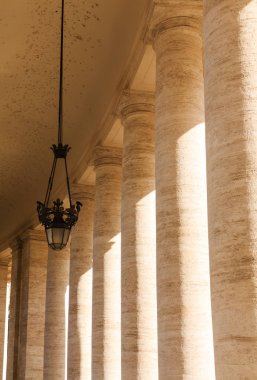 Lamba Colonnade altında