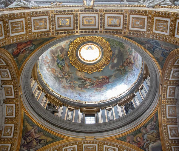 Cupola dentro San Pietro — Foto Stock