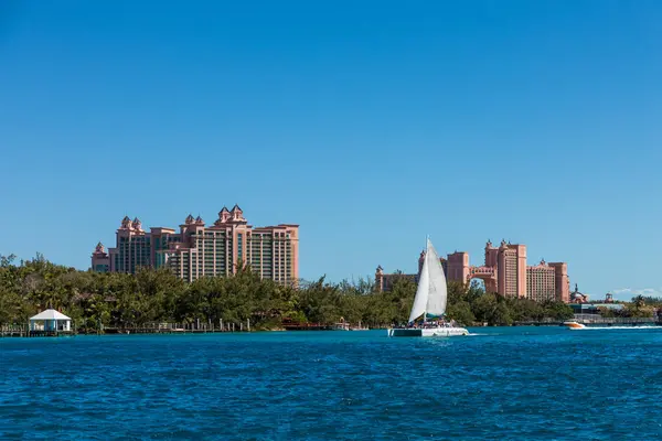 Zeilboot voorbij Nassau Resort — Stockfoto