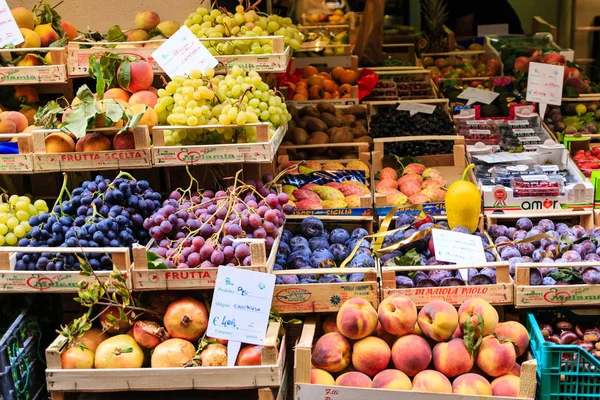 Plums and Peaches in Sorrento — Stock Photo, Image