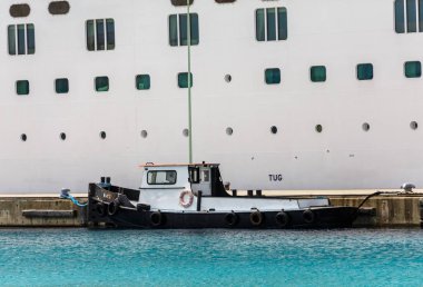 Yolcu gemisi tarafından küçük römorkör