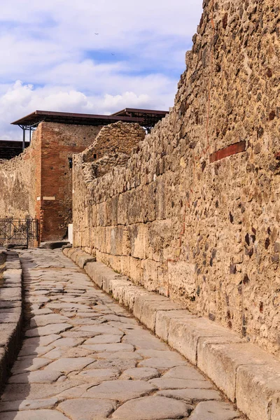 Narrow Sidewalk in Pompeii — Stock Photo, Image