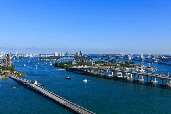 Ponti e barche nella baia di Biscayne — Foto Stock