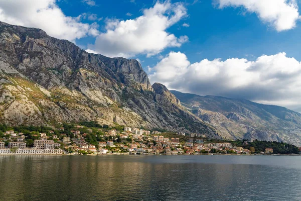 Condomini e case sulla costa di Montenegr — Foto Stock