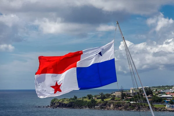 Gezinti gemisinde kırmızı beyaz ve mavi bayrak — Stok fotoğraf