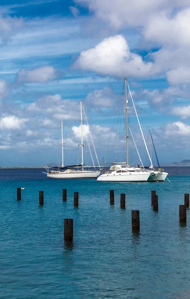 Weiße Segelboote in bonaire vertäut — Stockfoto