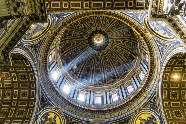 Luz dentro de la cúpula de San Pedro —  Fotos de Stock